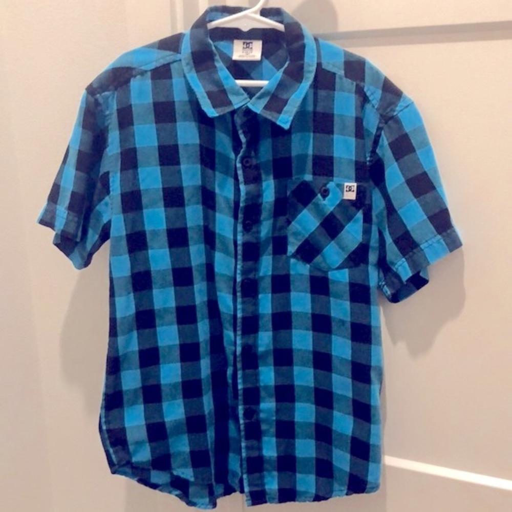 ⭐️HP⭐️ DC Shoe Plaid Blue & Black Short Sleeve Button Up Shirt Boys Size Small 8